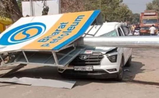 चलती कार पर गिरा हाईमास्ट लाइट का पोल (फाइल फोटो)