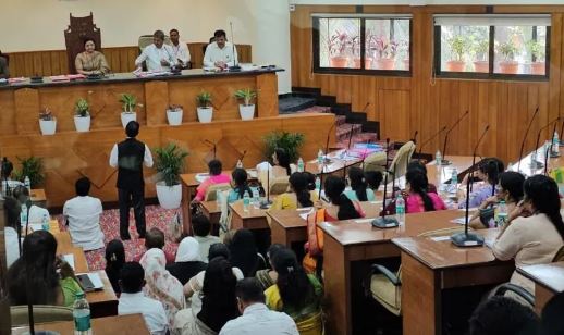 विपक्ष ने जमीन पर बैठकर दिया बहिष्कार (फाइल फोटो)