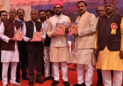 सांसद अनुराग ठाकुर और सांसद महेश शर्मा (फाइल फोटो)