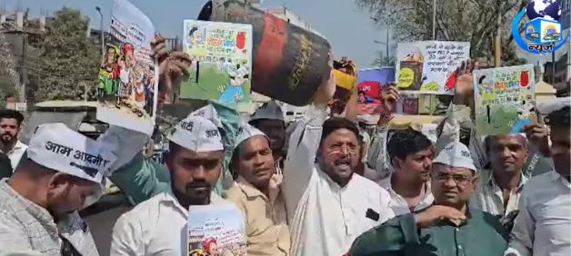 सिर पर सिलेंडर रखकर बीजेपी सरकार को किया घेरा (फाइल फोटो)