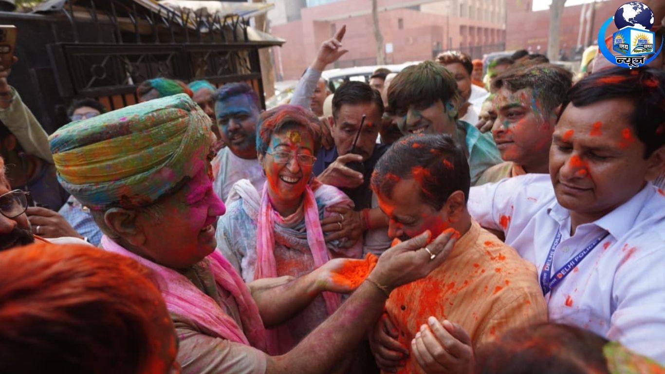 सिसोदिया के घर खेली होली (फाइल फोटो)