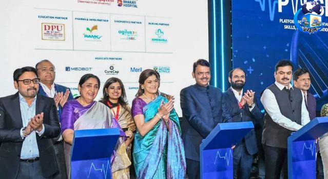 उद्घाटन समारोह में मौजूद सीएम देवेंद्र फडणवीस व अन्य अतिथि