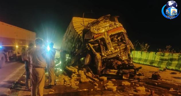 मिर्जापुर में आमने-सामने टकराए दो ट्रक