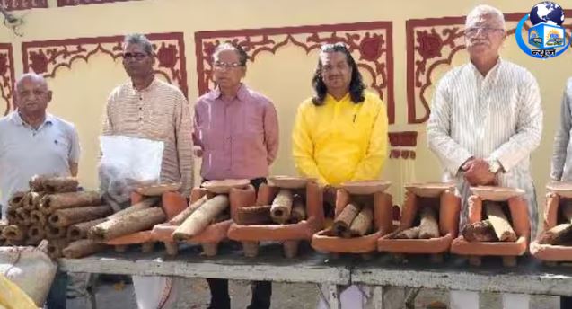 आर्य समाज कैंपस में संस्था द्वारा मिट्टी के चूल्हे