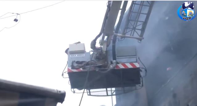 दिल्ली के पालम इलाके में इमारत में लगी भीषण आग