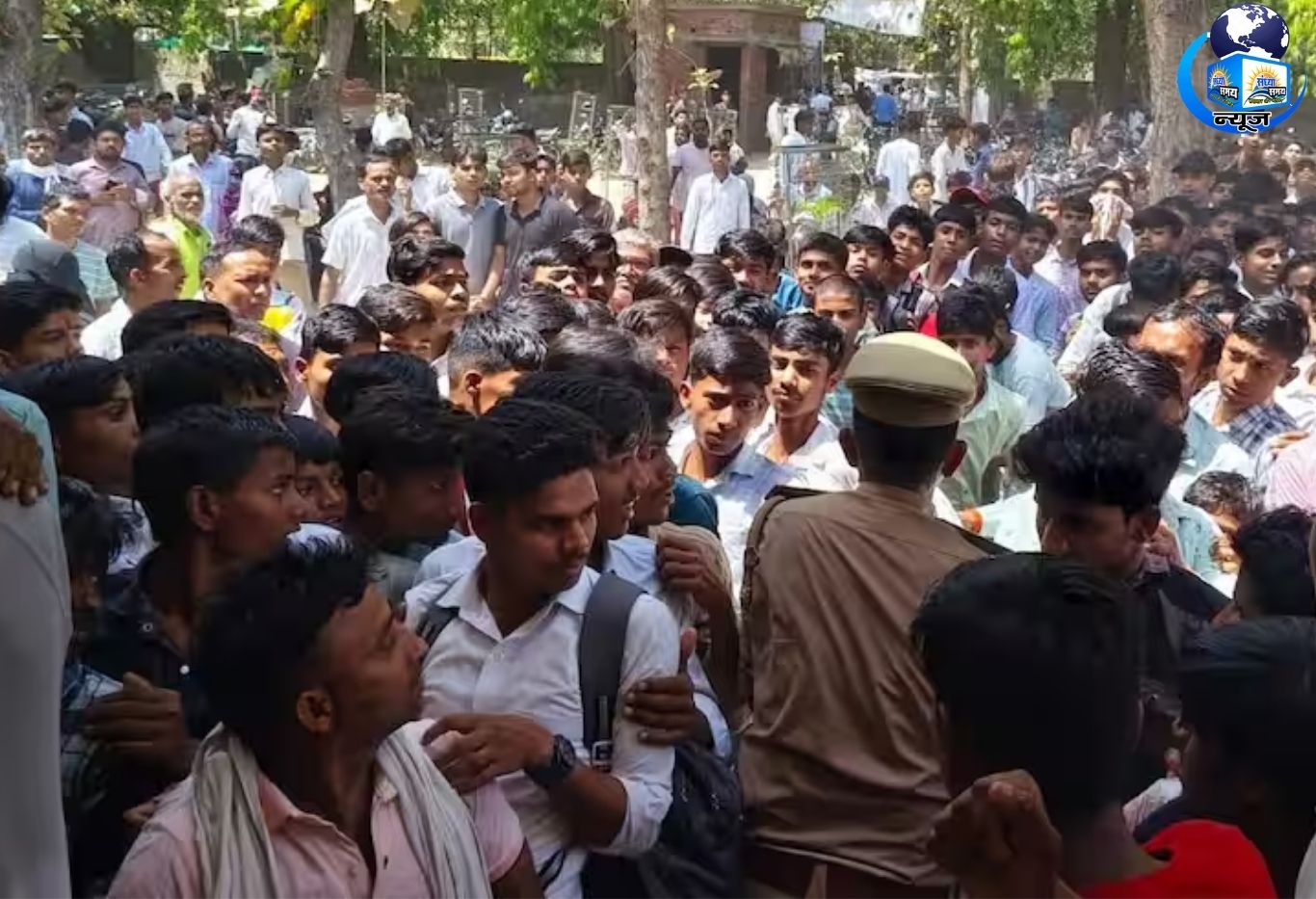 सस्ती किताबों के लिए उमड़ी छात्रों की भीड़