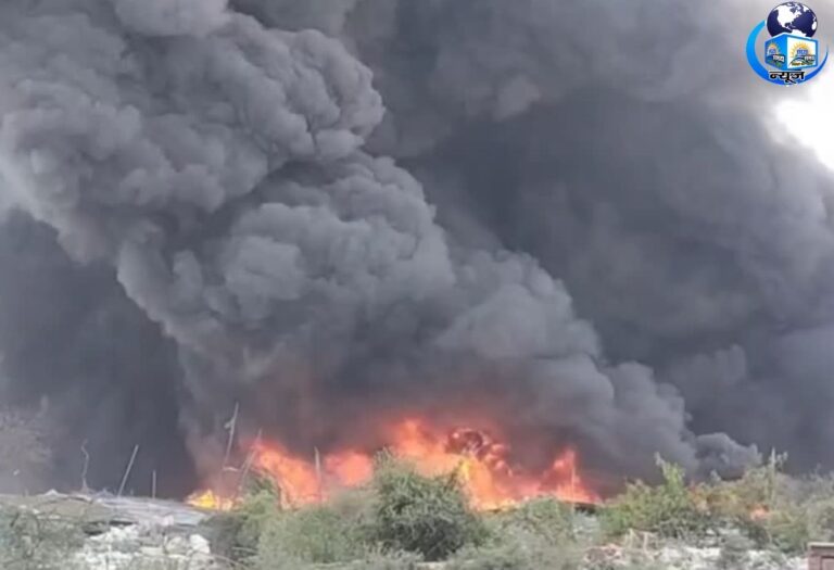 गाजियाबाद के इंदिरापुरम में भीषण आग, 200 से ज्यादा झुग्गियां जलकर राख