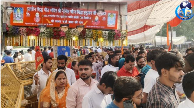 दिल्ली के प्राचीन मंदिरों में सुबह-सुबह उमड़ा जनसैलाब