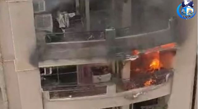 डी टावर की तीसरी मंजिल पर स्थित एक फ्लैट में अचानक आग