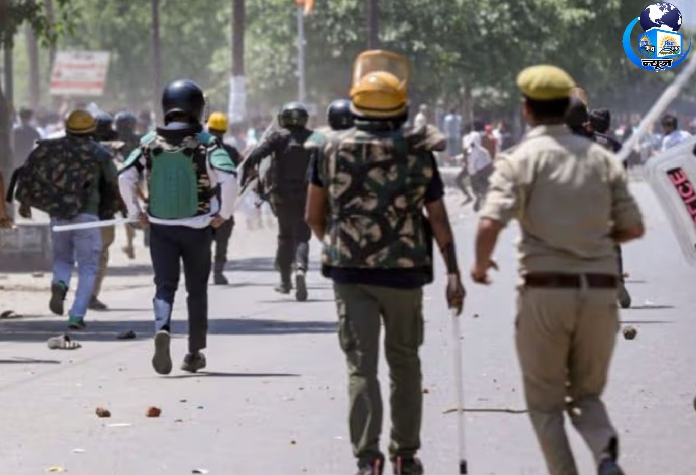 नोएडा में भड़का फैक्ट्री कर्मचारियों का आक्रोश