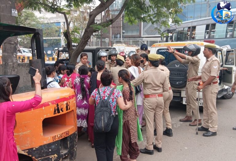 नोएडा सेक्टर-8 में फैक्ट्री गेट पर महिलाओं का उग्र प्रदर्शन