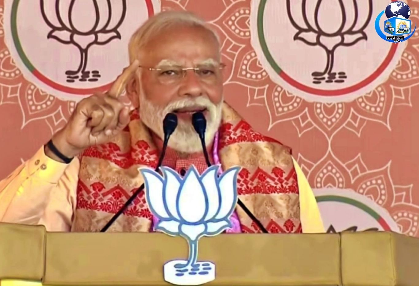 कांग्रेस पर निशाना साधते हुए मोदी ने कहा