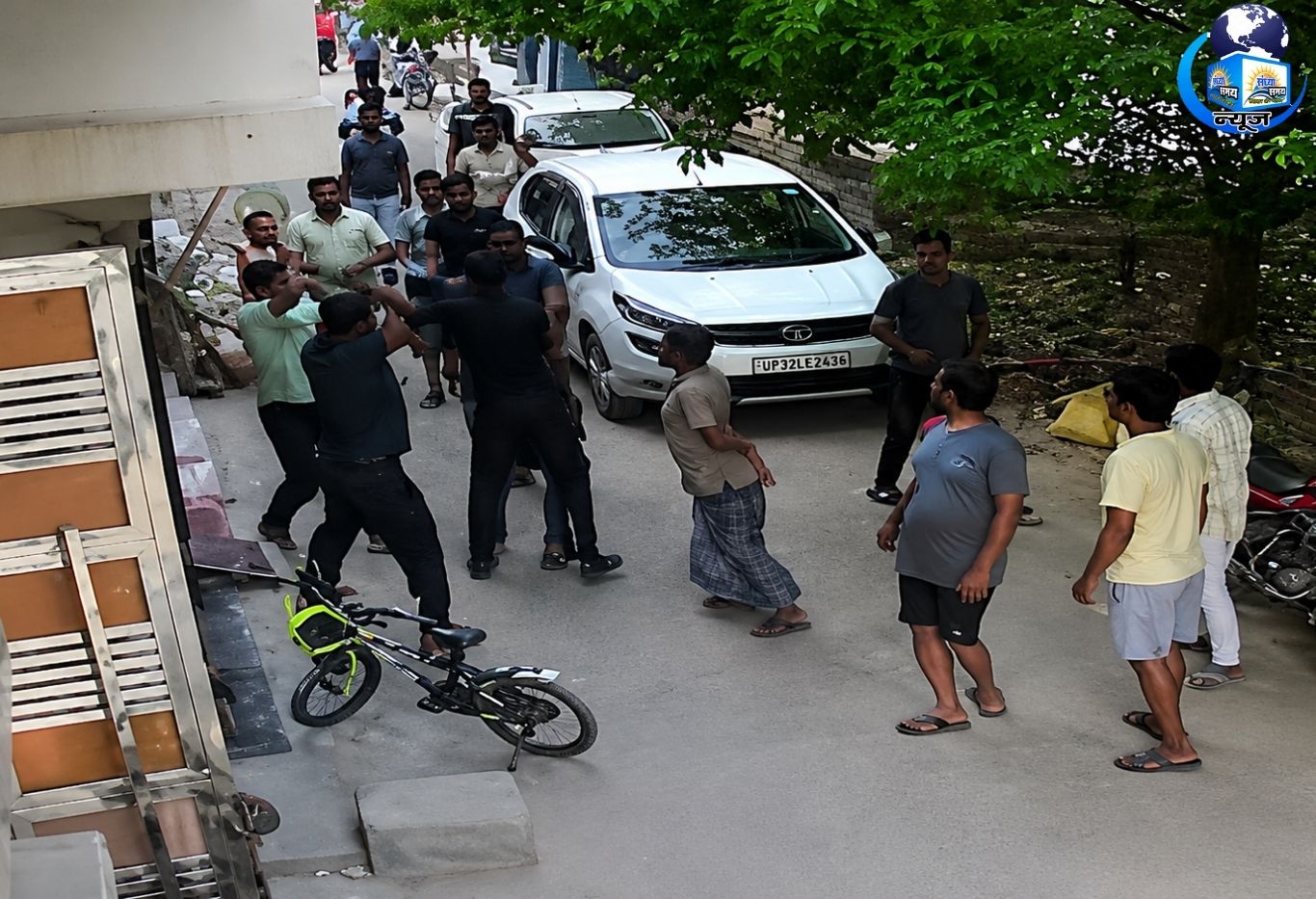ग्रेटर नोएडा में पड़ोसियों की लड़ाई का VIDEO वायरल, पुलिस करेगी कड़ी कार्रवाई