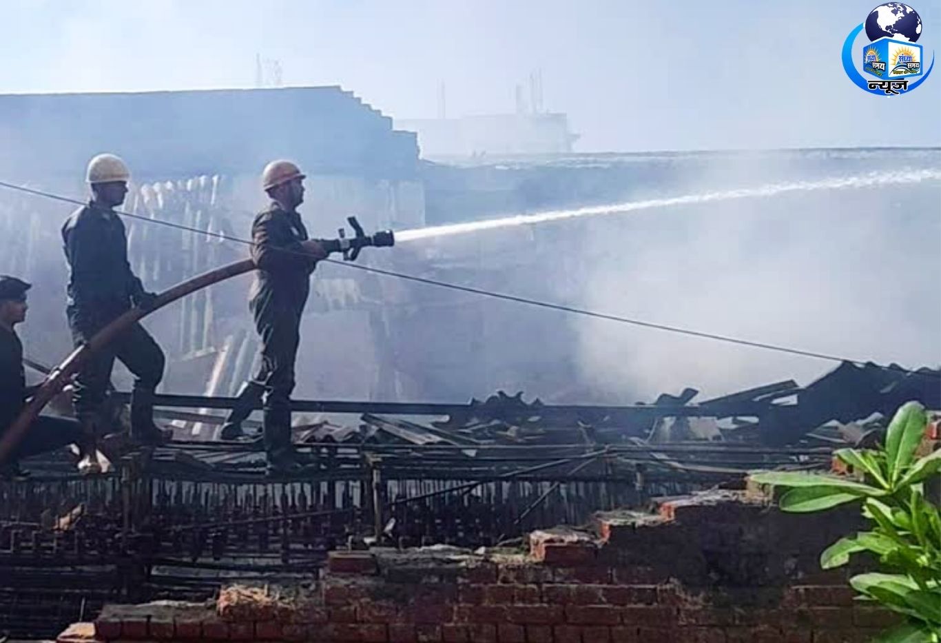 गाजियाबाद: साहिबाबाद इंडस्ट्रियल एरिया में धागा बनाने की फैक्ट्री में भीषण आग