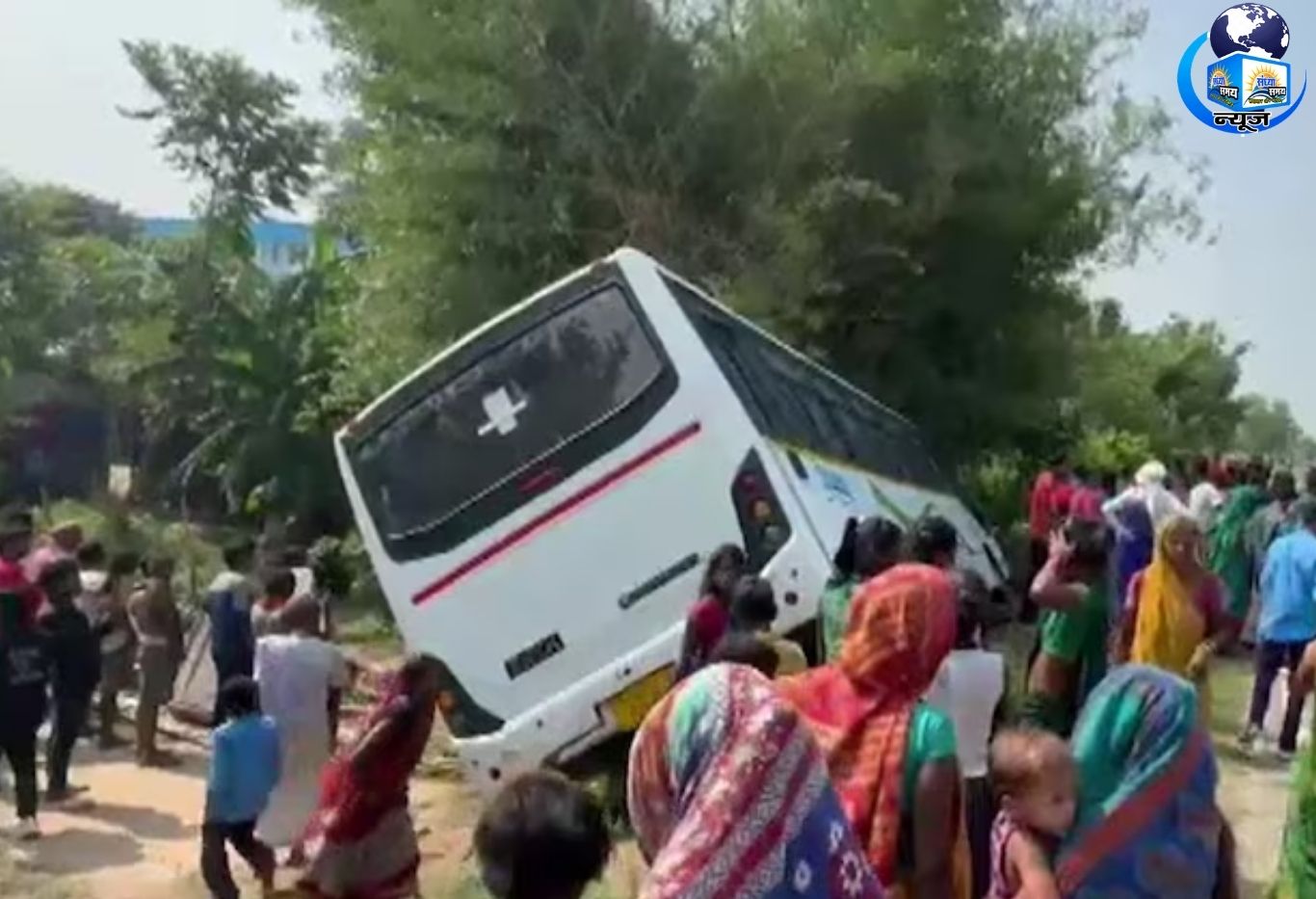 तेज रफ्तार बस खाई में गिरी, बांस के झुंड ने बचाई यात्रियों की जिंदगी