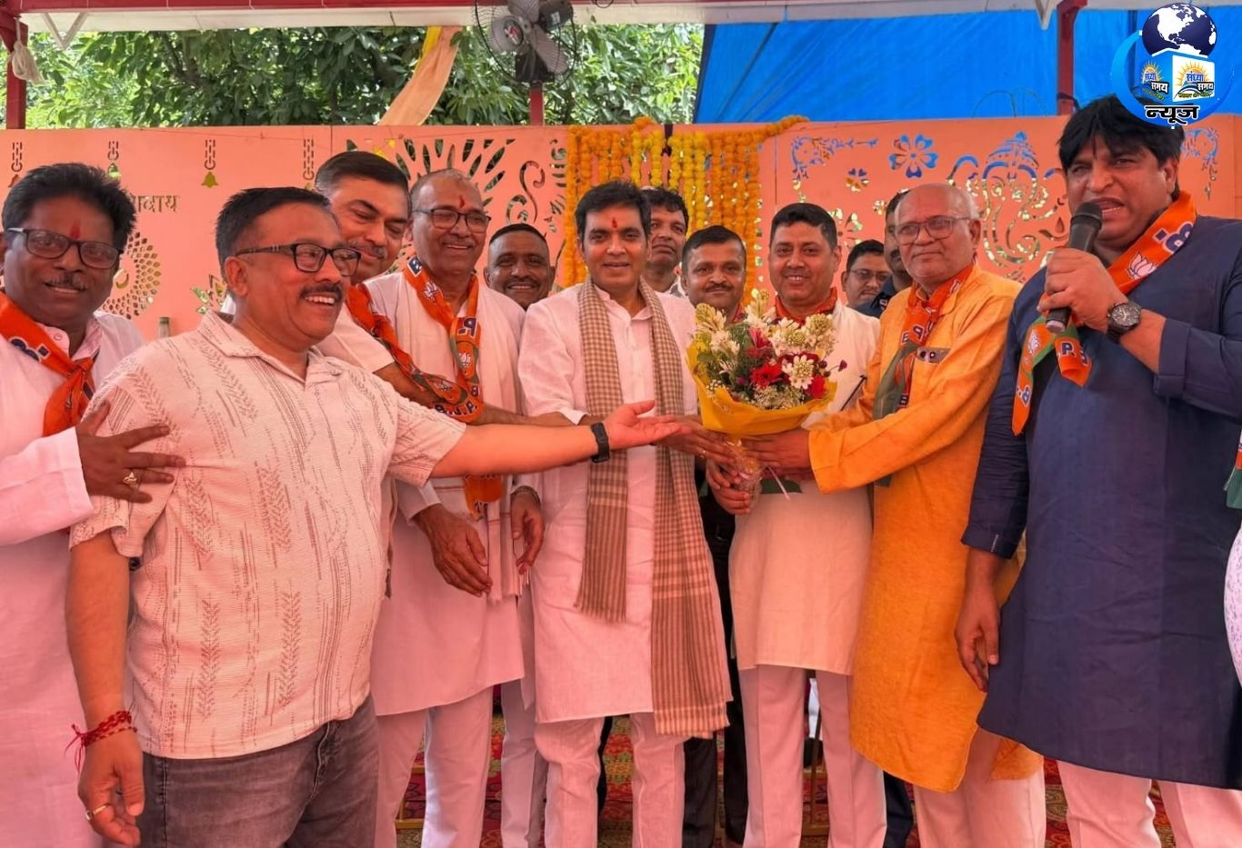 नोएडा की सोसाइटियों में पहुंचे विधायक पंकज सिंह, लोगों ने किया भव्य स्वागत