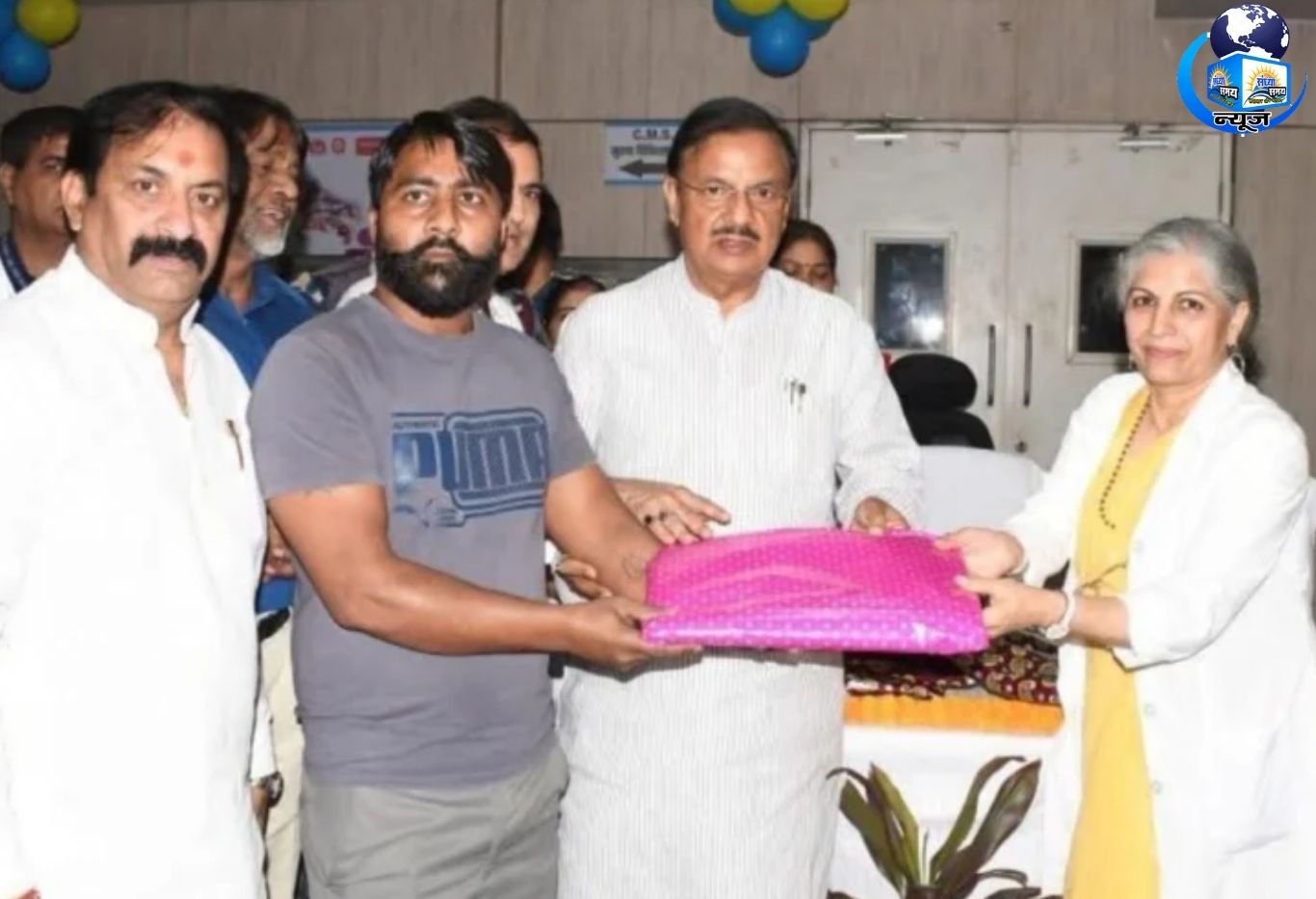 नोएडा में श्रमिक दिवस: मुफ्त जांच-इलाज के साथ ही सफाई कर्मचारियों को मिला विशेष सम्मान