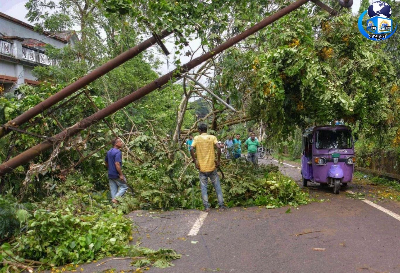 तेज हवाओं और बारिश से जनजीवन अस्त-व्यस्त