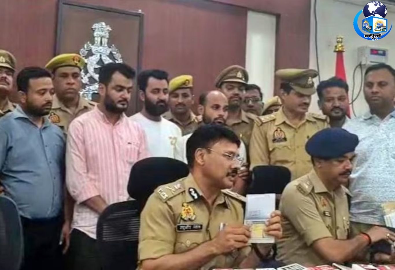 पुलिस ने बरामद किए 141 जाली मोहरें और हजारों नकली डिग्रियां