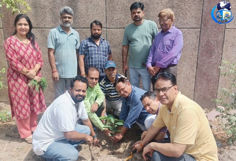 रजत विहार के निवासियों ने मिलकर किया पौधारोपण अभियान का आयोजन