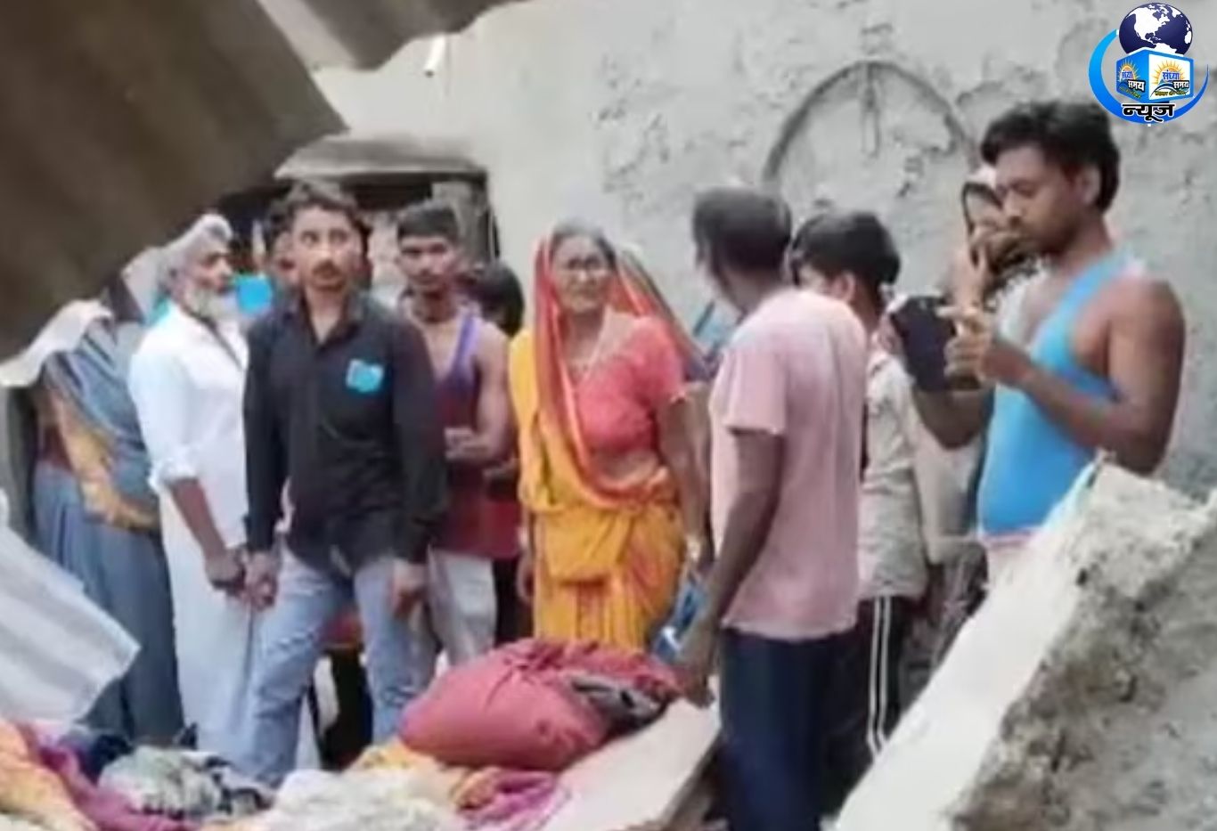 अमेठी में दर्दनाक हादसा, अस्पताल में जिंदगी की जंग लड़ रहा बेटा