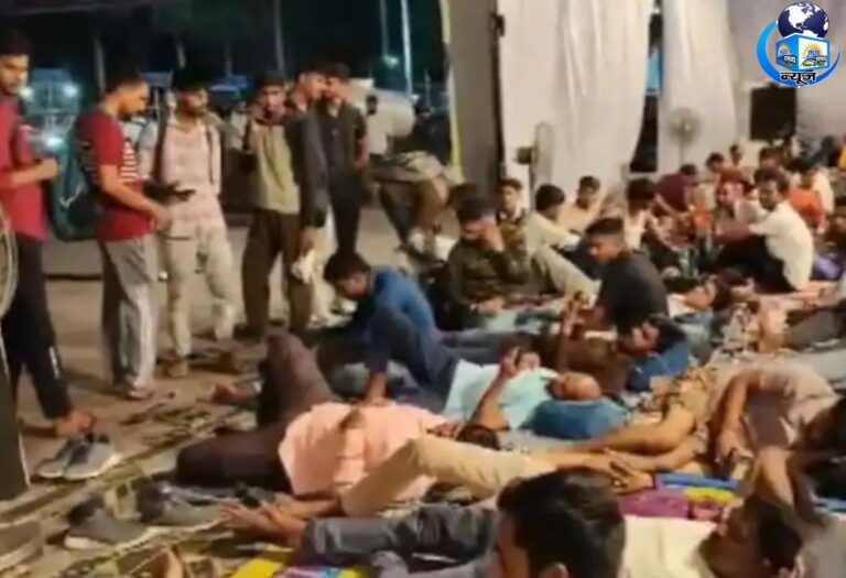 प्रशासन की लापरवाही से छात्रों का संघर्ष, छात्रों की रात फुटपाथ पर बीती