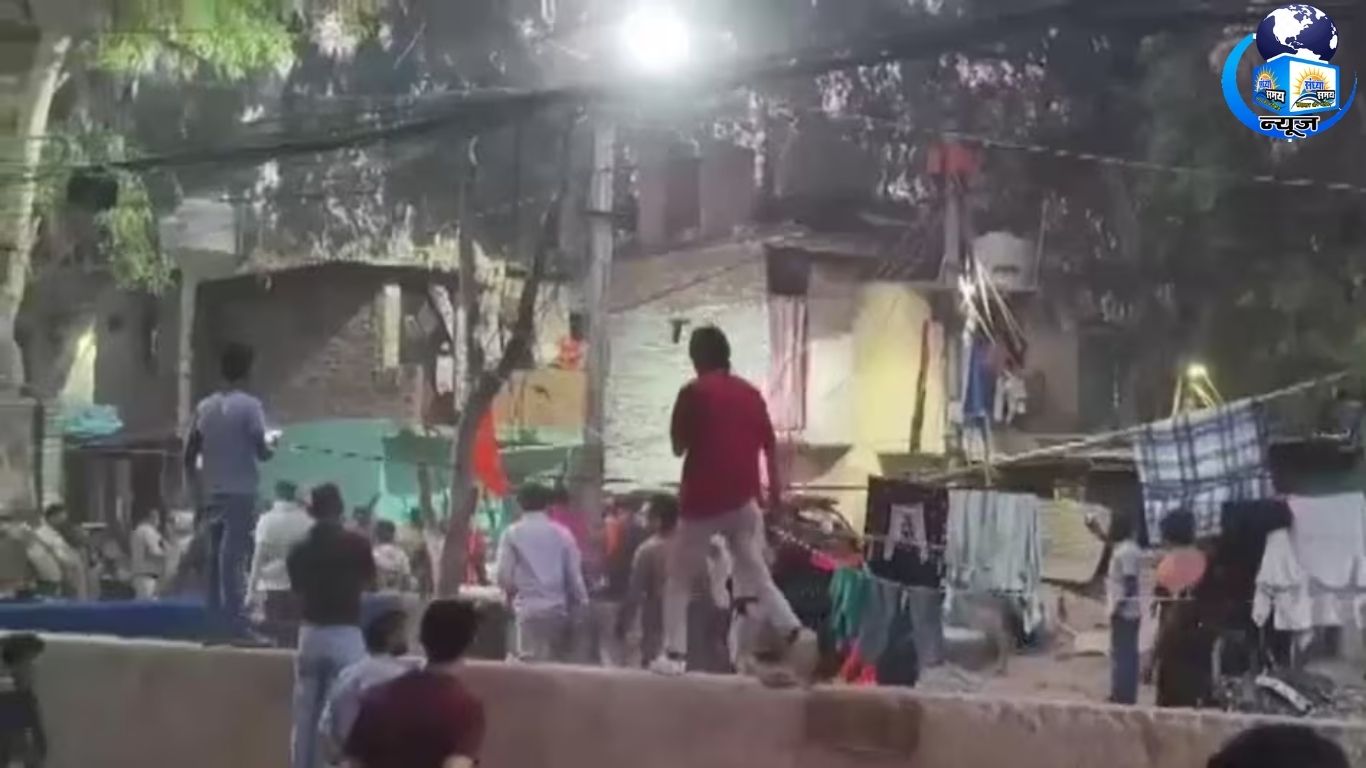दिल्ली में झंडा विवाद के बाद इलाके में सुरक्षा कड़ी की गई