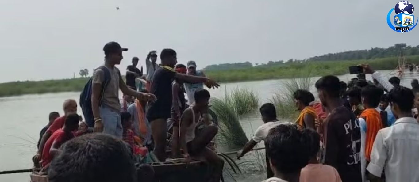 बाढ़ में वीडियो बनाते हुए महिलाएं, फिर तेज बहाव में फंस गईं