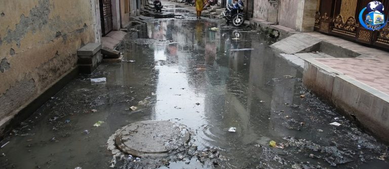 दिल्ली में सीवर जाम से हाहाकार