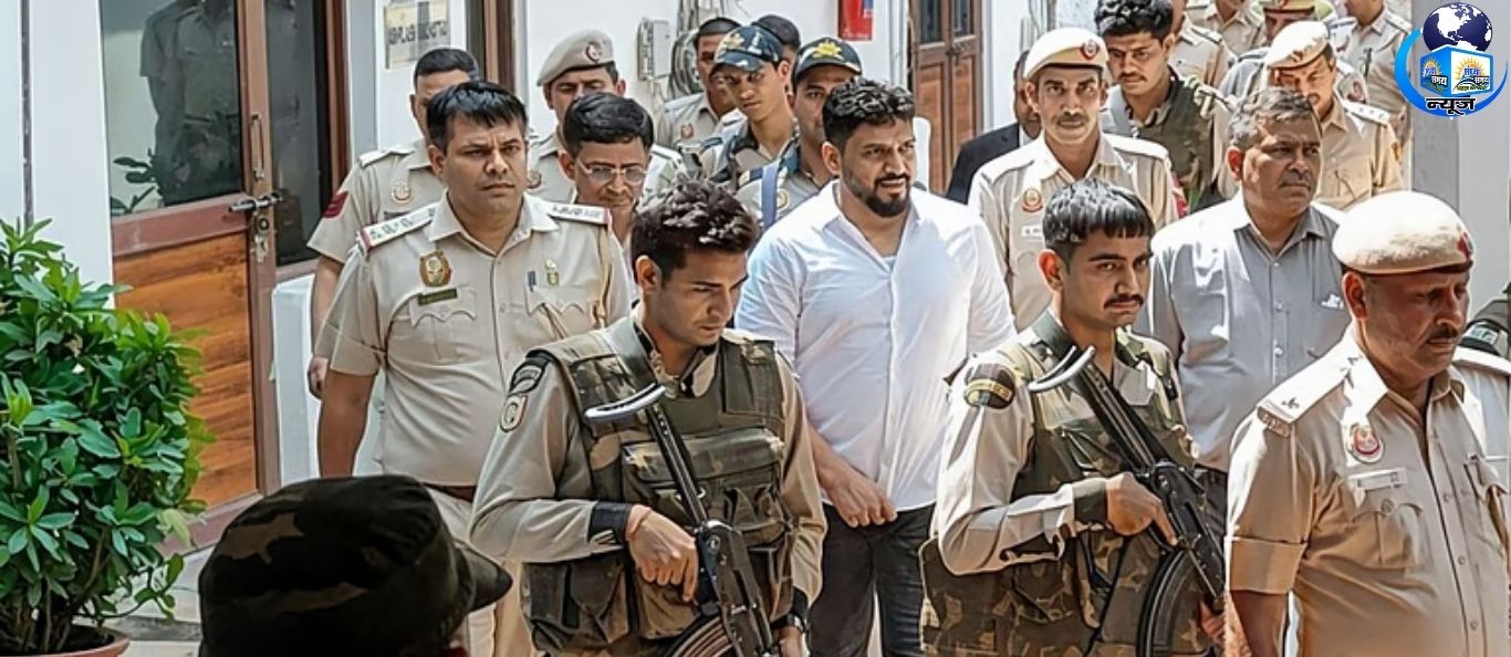 गैंगस्टर का परिवार फिर से हुआ, नामकरण समारोह में उमड़ी भीड़