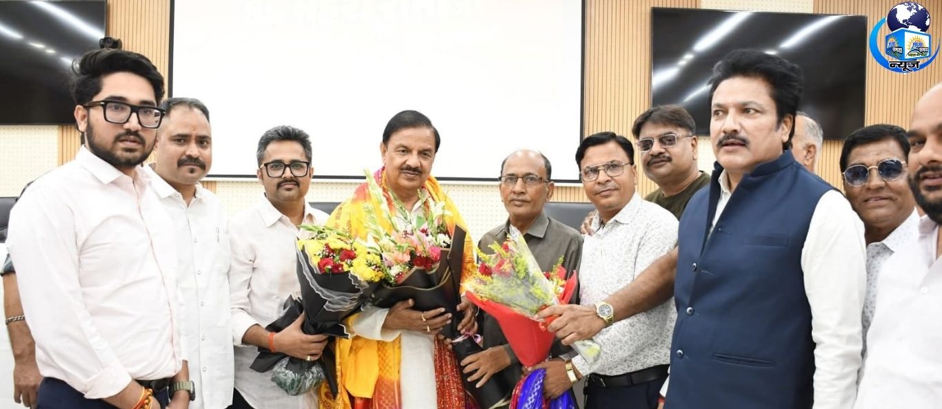 जन्मदिन पर डॉ. महेश शर्मा से मिलने उमड़े पत्रकार