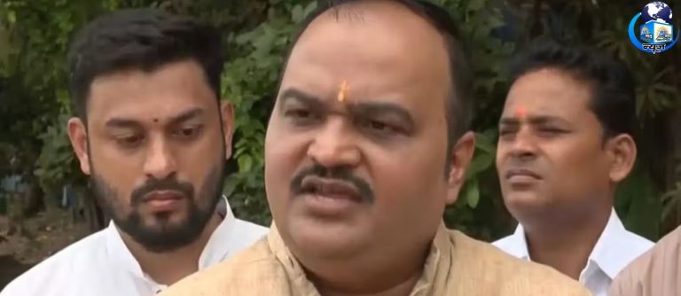 मुंबई प्रदर्शन से पहले चुनाव आयोग पर सियासी हमला