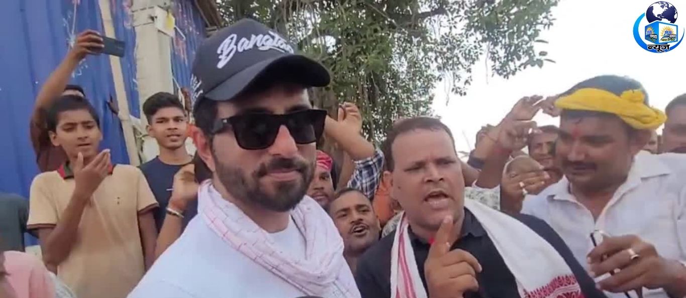 बेगूसराय पहुंचे सोनू सूद, बाढ़ पीड़ितों के बीच बांटी राहत सामग्री