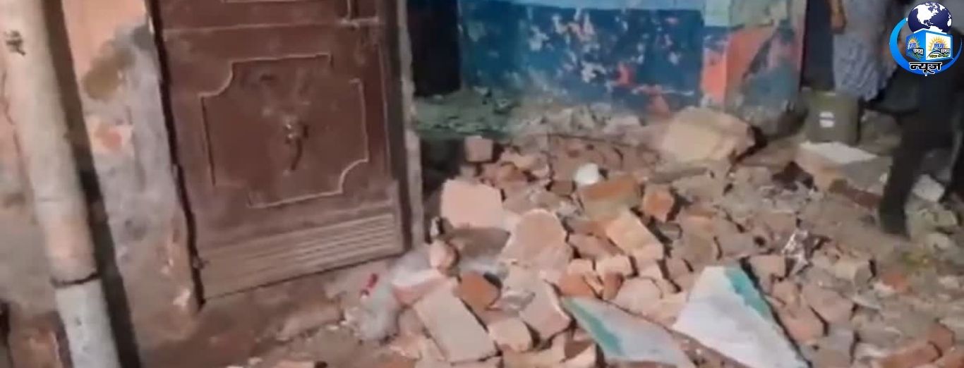 दिल्ली के वेलकम में अचानक गिरी बालकनी, मचा हड़कंप