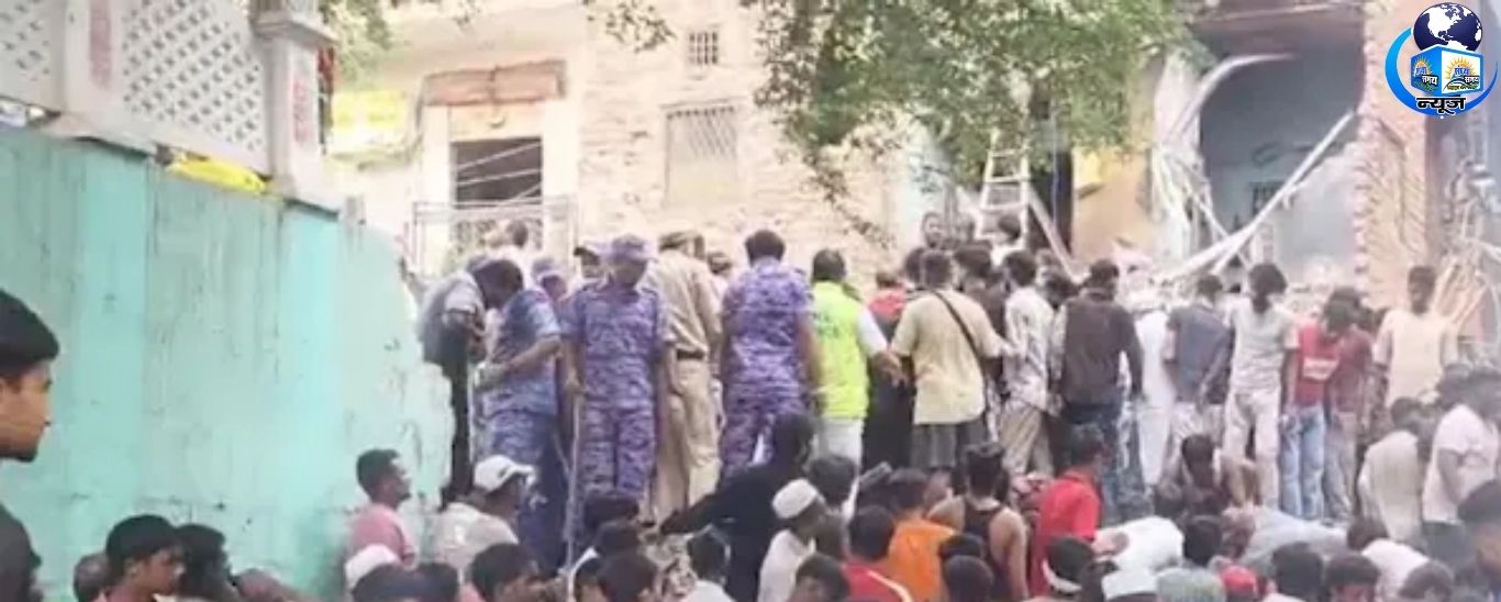 सीमापुरी हादसा: मलबे में दबे लोगों की तलाश जारी