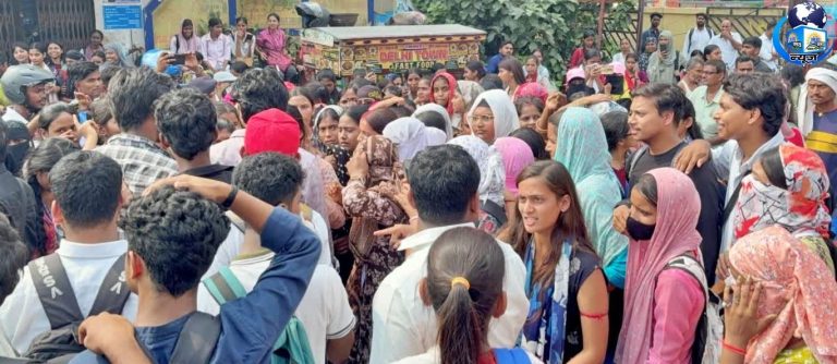 मुजफ्फरपुर: परीक्षा से पहले एडमिट कार्ड गायब, छात्राएं सड़क पर