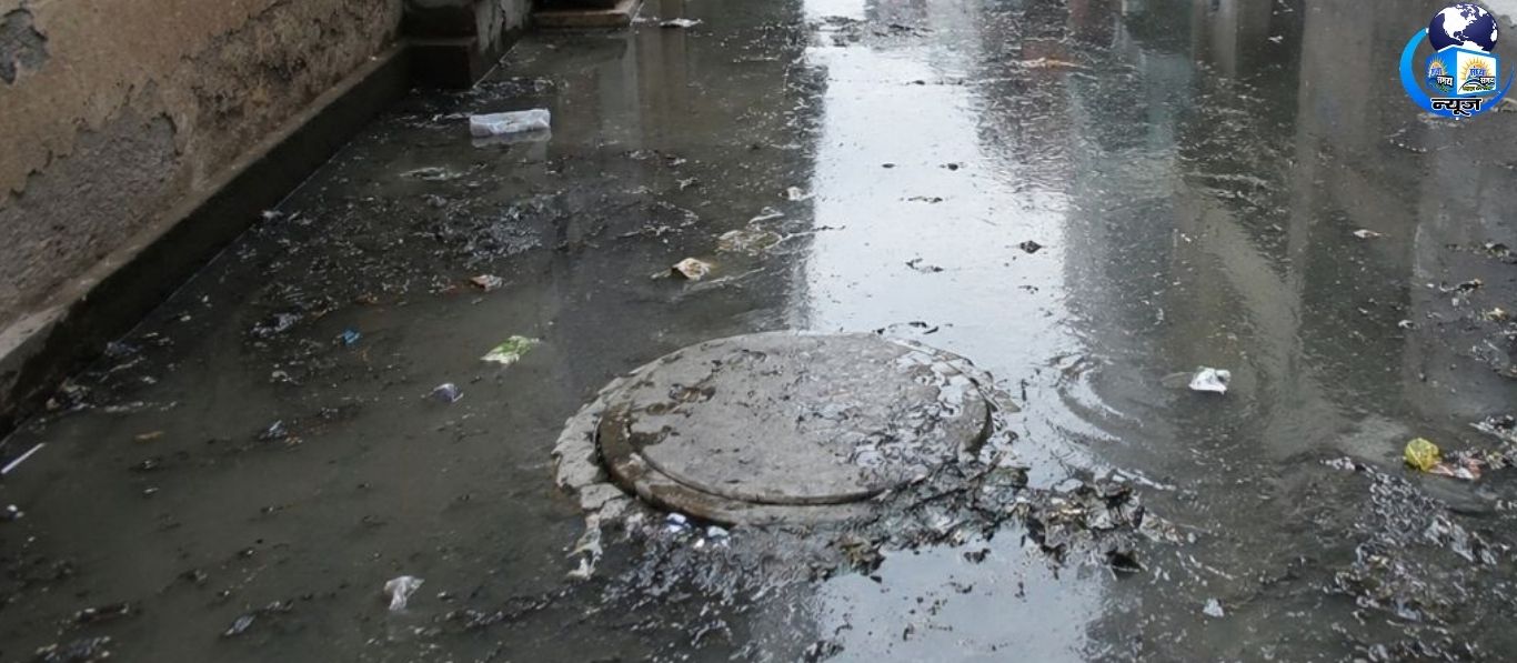 मोहन गार्डन में सीवर जाम से लोग परेशान, दूषित पानी और मच्छरों का बढ़ा खतरा