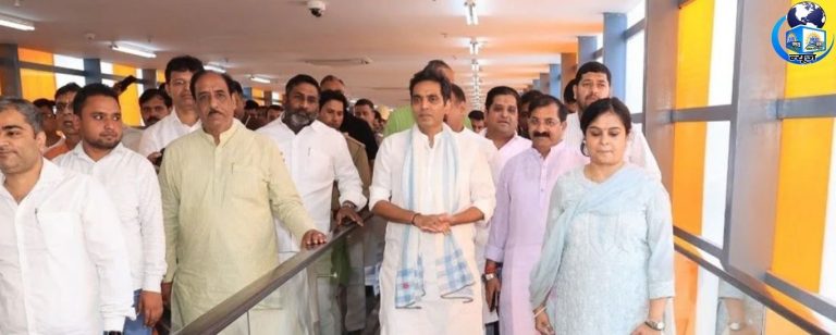 नोएडा में पंकज सिंह ने किया स्काईवॉक उद्घाटन