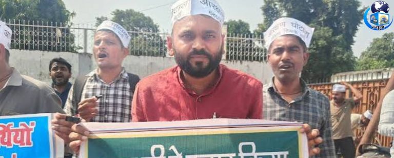 यूपी: टोपी, सीटी और सड़क पर लेटे अभ्यर्थी, मंत्री आवास घेरा